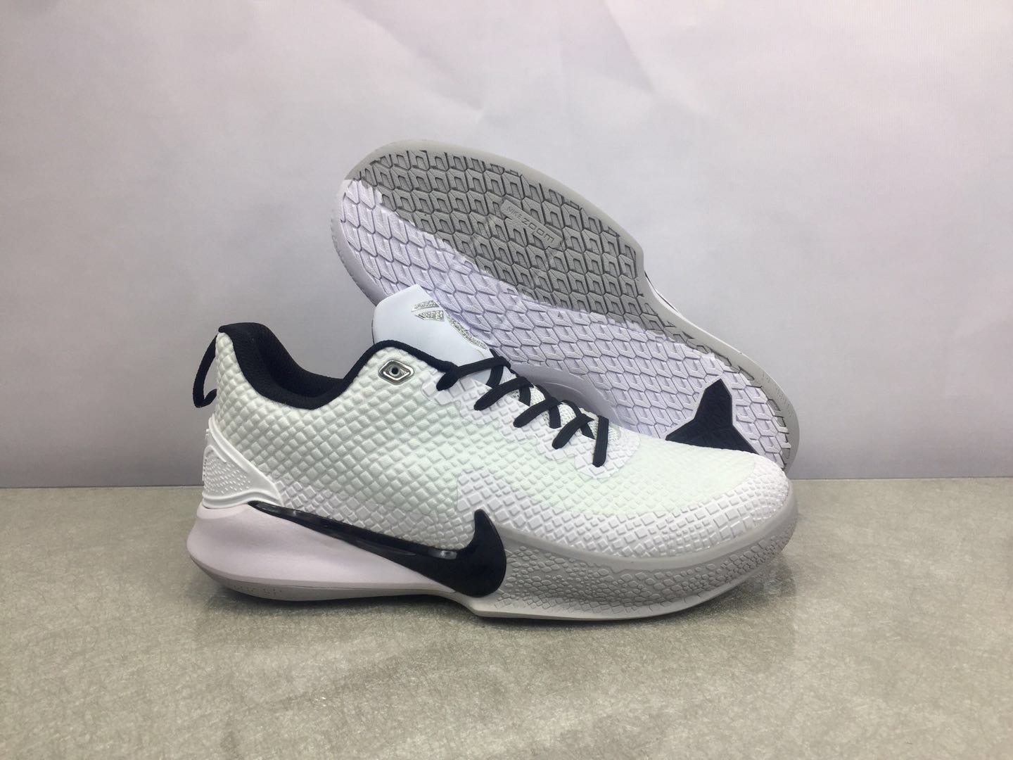 mamba focus white black